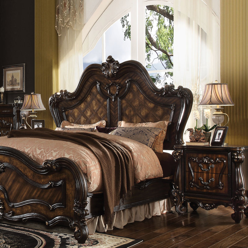Banc de coiffeuse sophistiqué brun avec coussin serré et base décorative