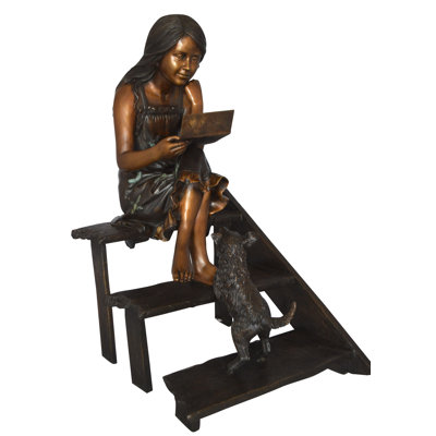 Statue de fille en train de lire des lettres dans l'escalier en bronze - Taille: L 32 po x l 22 po x H 40 po.