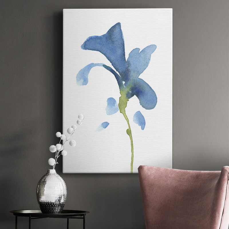 Striking Blue Iris V, toile tendue avec châssis de qualité supérieure - prête à être accrochée, L 16 po x H 27 po