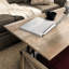 Table basse à plateau relevable, brun, rangement caché, tablettes ouvertes, fini tout autour, placement polyvalent à finition brune, compartiment,