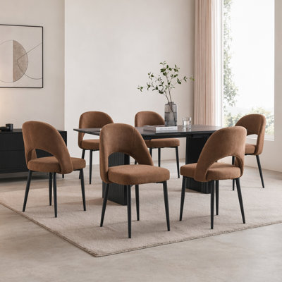 Chaise rembourrée moderne avec dossier incurvé et pieds en métal