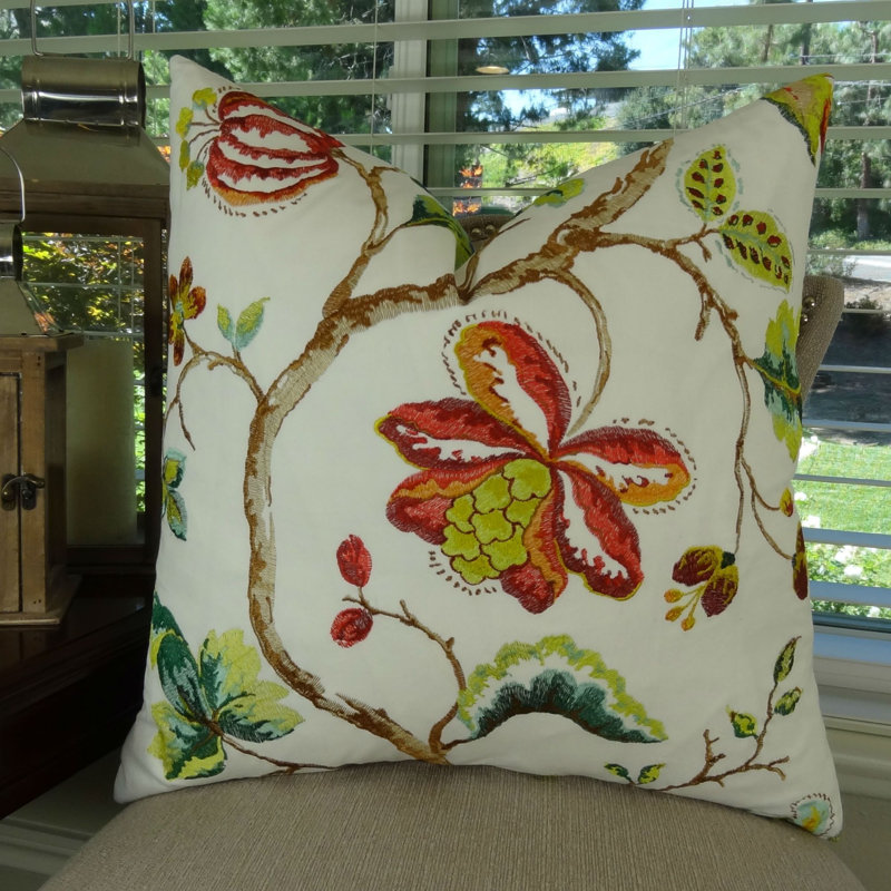 Coussin décoratif Embroide floral, Bourre polyester hypoallergénique, 22 po x 22 po