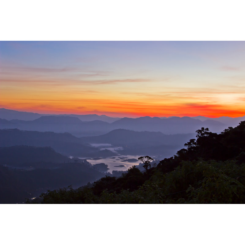 Montagnes au lever du soleil - reproduction sur toile tendue, H 8 po x l 12 po x P 1 po