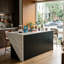 Meuble-bar moderne de 200 cm de large avec plateau effet marbre, portes de rangement sans poignées, panneaux latéraux géométriques inclinés et éclairage DEL tricolore