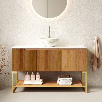 Meuble-lavabo 48 po, meuble-lavabo autoportant avec 3 portes et tablette ouverte, vasque en céramique blanche avec motif en pierre et comptoir en bois fritté blanc de Carrare, couleur grain de bois