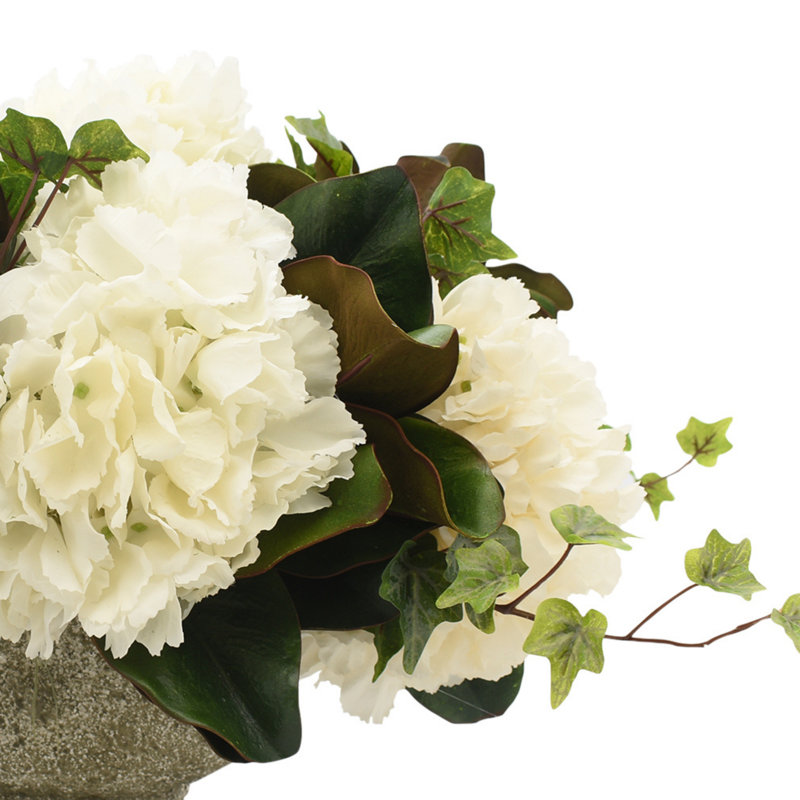 Arrangement floral d'hortensia et de feuilles de magnolia dans un vase