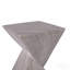 Table d'appoint d'extérieur moderne en béton de 47 cm de hauteur, table de bout de patio au design cannelé sculptural, table d'appoint minimaliste géométrique résistante aux intempéries pour jardin, balcon et piscine, marbre gris