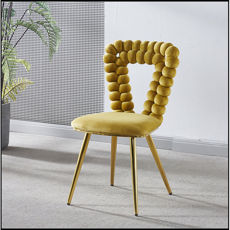 Ensemble de chaises confortables et modernes avec coussins moelleux et dossier élégant