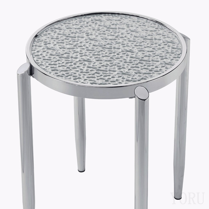 Table d'appoint ronde chromée avec pieds extérieurs fuselés
