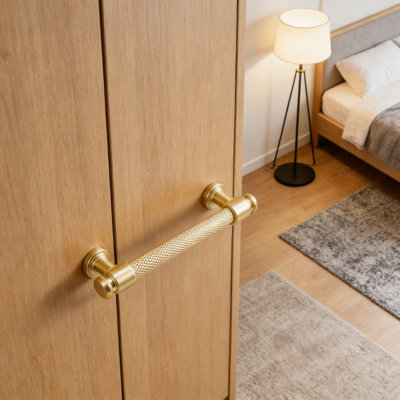 Paquet de 10 poignées d'armoire en laiton brossé, poignées de tiroir moletées avec entraxes de 6 1/4 po, quincaillerie de cuisine et de mobilier de qualité supérieure