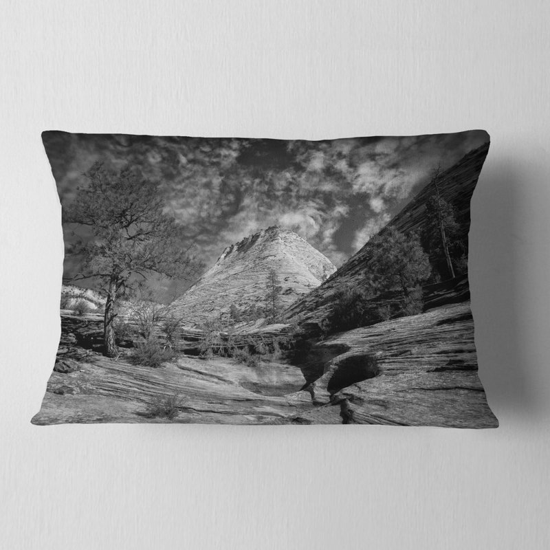 Coussin décoratif paysage à couches de roches et de nuages