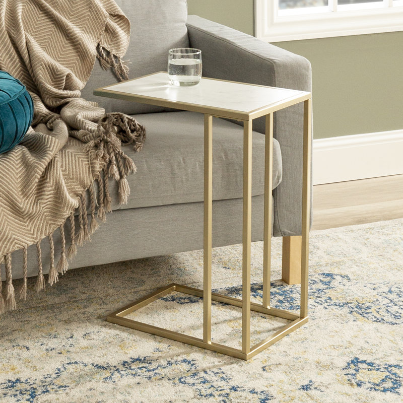 Table de bout moderne asymétrique Marji, Faux marbre blanc/or