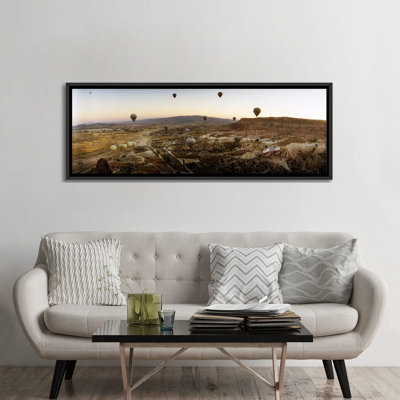 «Hot Air Ballons over Cappadocia at Sunrise, Central Anatolia région, Turquie», reproduction de photo sur toile