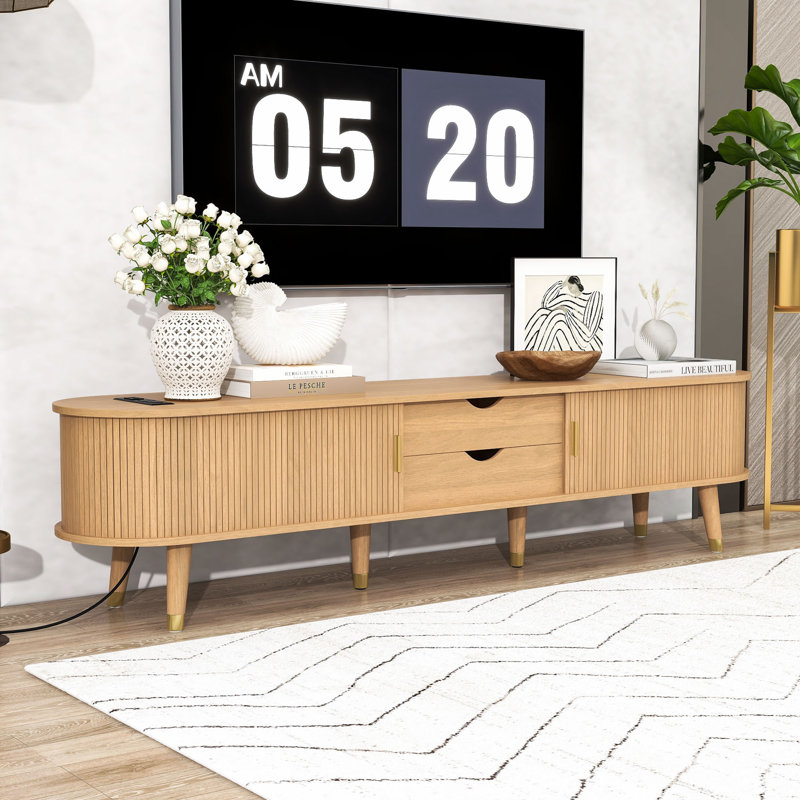 Meuble télé Mid-Century avec portes coulissantes cannelées, station de charge intégrée et tablettes réglables, Naturel
