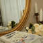 Élégant miroir décoratif ovale mural avec bordure dorée complexe