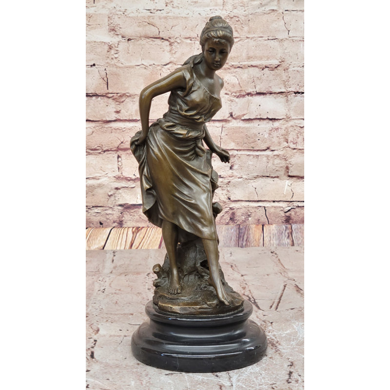 Élégante jeune femme en robe fluide, sculpture en bronze signée A. Carrier