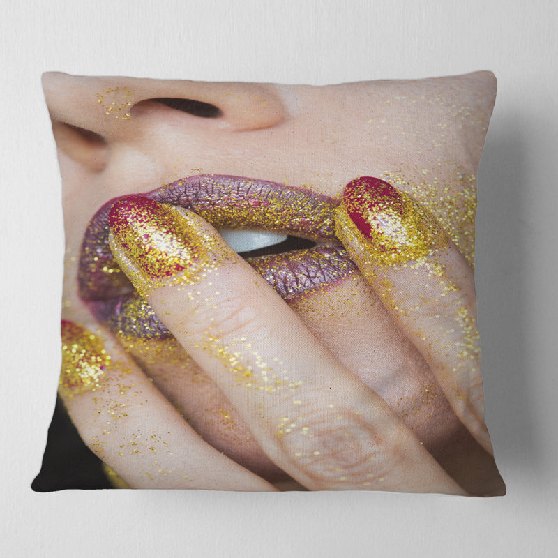 Gros plan sur la housse de coussin carré rouge à lèvres scintillant et son insert, 16" x 16"