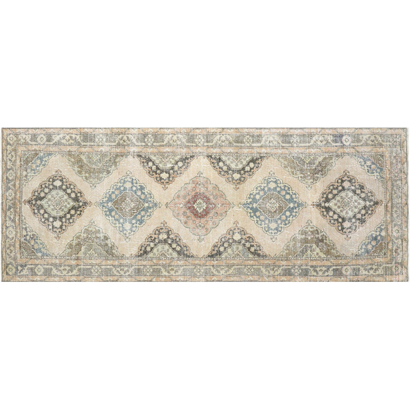 Tapis de couloir unique noué à la main des années 1960 de 4 pi 9 po x 12 pi 6 po en beige / bleu / noir / rouge