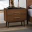 Chambre pleine grandeur en noyer 3 pièces, lit plateforme en bois massif et 2 tables de chevet, style transitionnel Mid-Century, tête de lit à panneau, pieds fuselés ronds, système de bout