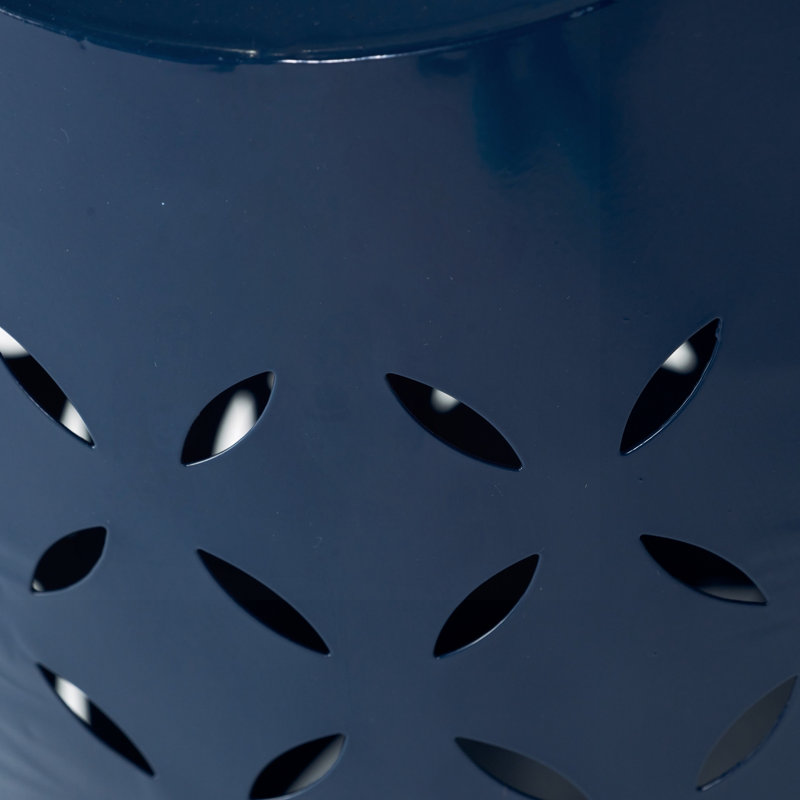 Table d'appoint entièrement découpée en dentelle