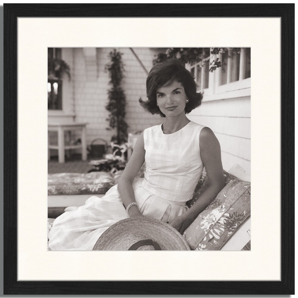 Gerahmtes Poster Jackie Kennedy posiert im Garten