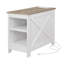 Table de bout Farmhouse avec station de charge et tablettes de rangement ouvertes, décor de porte de grange, finition blanche et chêne
