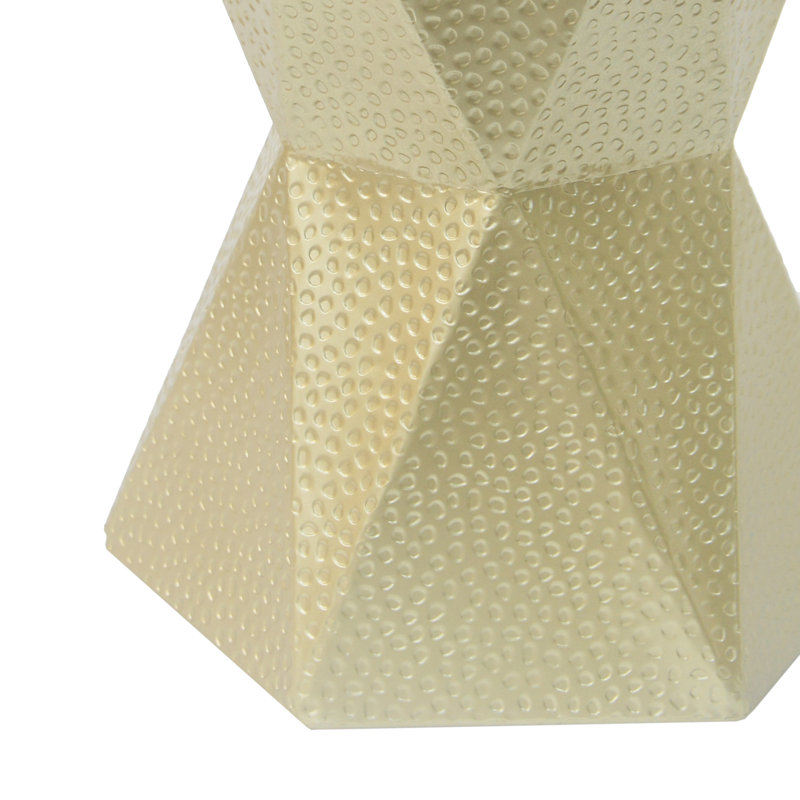  Table de bout à motif géométrique moderne avec finition dorée martelée, design sculptural unique, style contemporain pour le salon ou la chambre à coucher, doré