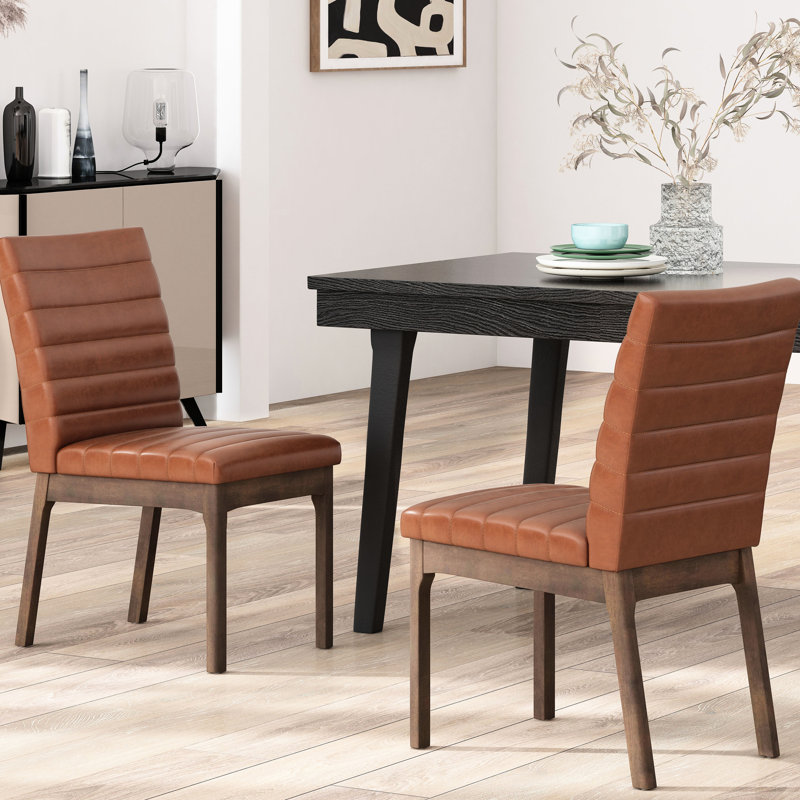 Chaises de salle à manger confortables en polyester avec structure en bois pour des sièges confortables et élégants, parfaites pour les cuisines familiales et les salles à manger.