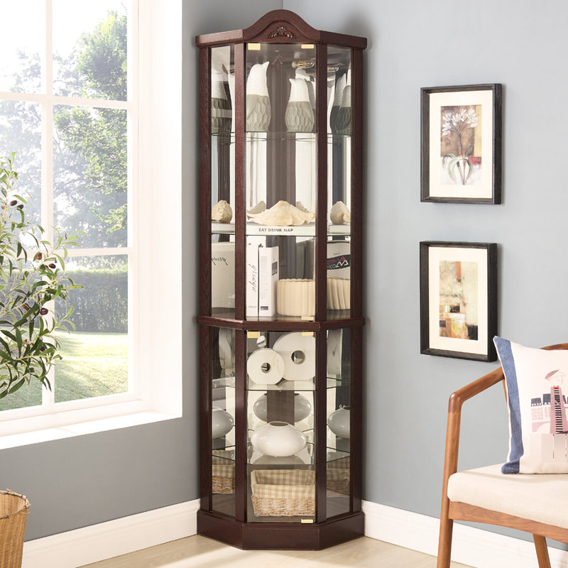 Vitrine spacieuse avec 4 tablettes réglables en verre trempé, coin triangulaire et éclairage intégré pour les objets de collection.