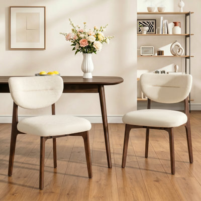 Chaise de salle à manger beige rembourrée de style milieu du siècle, avec revêtement en lin et structure en noyer