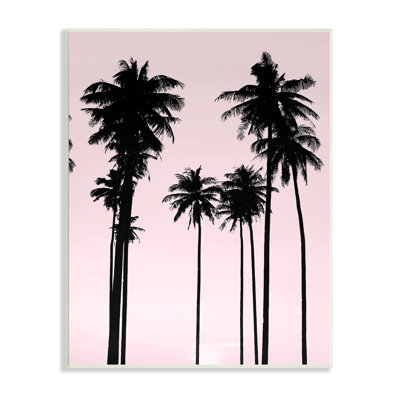 «Tall Palm Tree Silhouettes», ciel rose tropical XXL encadré par estampe numérique par Mia Jensen
