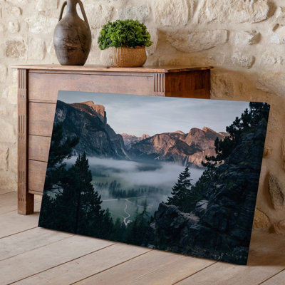 Toile, paysage montagneux serein à l'aube mettant en vedette des sommets rugueux, art mural partiellement enveloppé de brume douce
