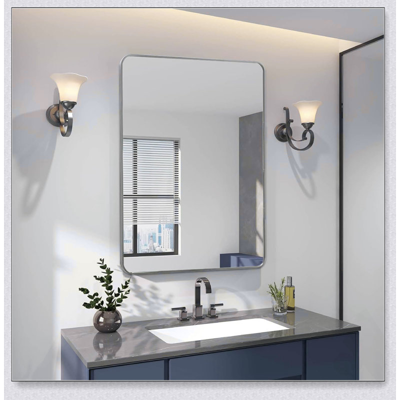 Miroir de salle de bain rectangulaire durable avec cadre en métal avec une réflexion claire et une installation facile, parfait pour les intérieurs modernes.