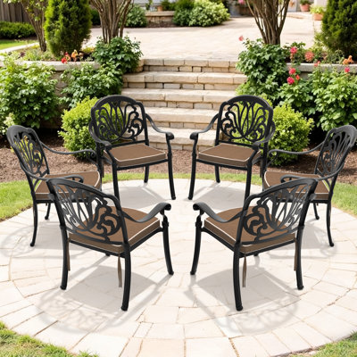 Chaise de patio en fonte d'aluminium 6 pièces, structure noire, coussins bruns, moulage traditionnel pour un look exquis - revêtement, large et épais, option de rangement empilable en aluminium, avec pétale rectangulaire