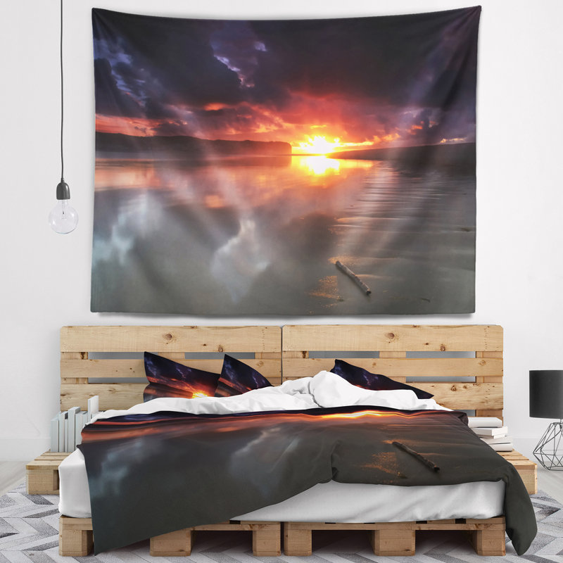 Tapisserie de soleil en mer noir, H 32 po x l 39 po