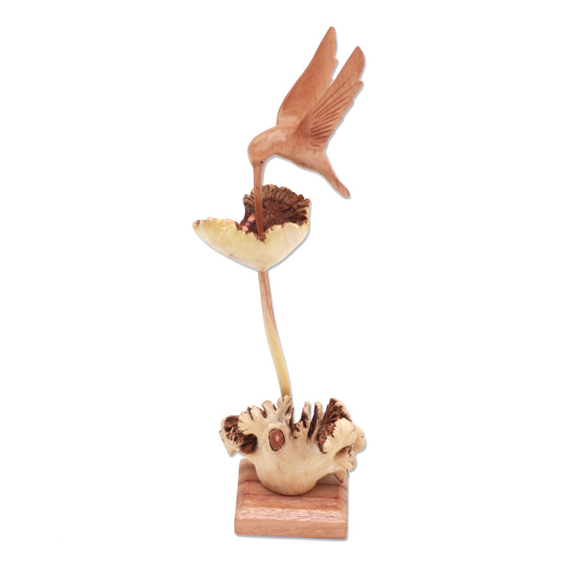 Sculpture en bois colibri en sirotant