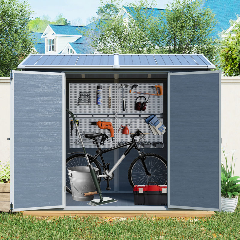 Abri de jardin en plastique gris 2,44 m x 1,22 m avec plancher - Conception compacte pour espaces restreints, deux fenêtres, double porte verrouillable, construction robuste, aérations, montage facile