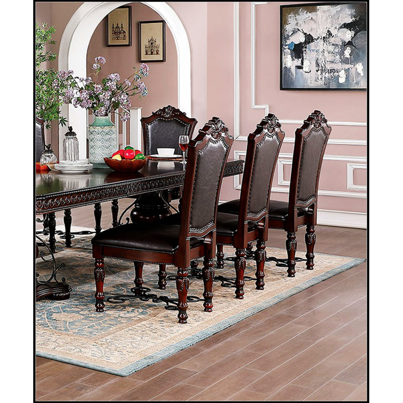 Ensemble de 2 chaises d'appoint Majestic Traditional avec finition cerisier brun, sculptures en faux bois et sièges en similicuir noir pour les repas formels