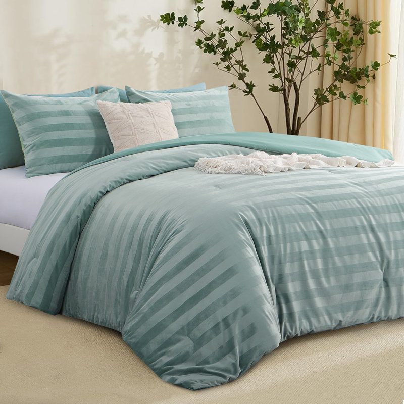Ensemble de conforts en velours Aisbo Milk Velvet, Édredon pour grand lit + 2 taies décoratives, Vert