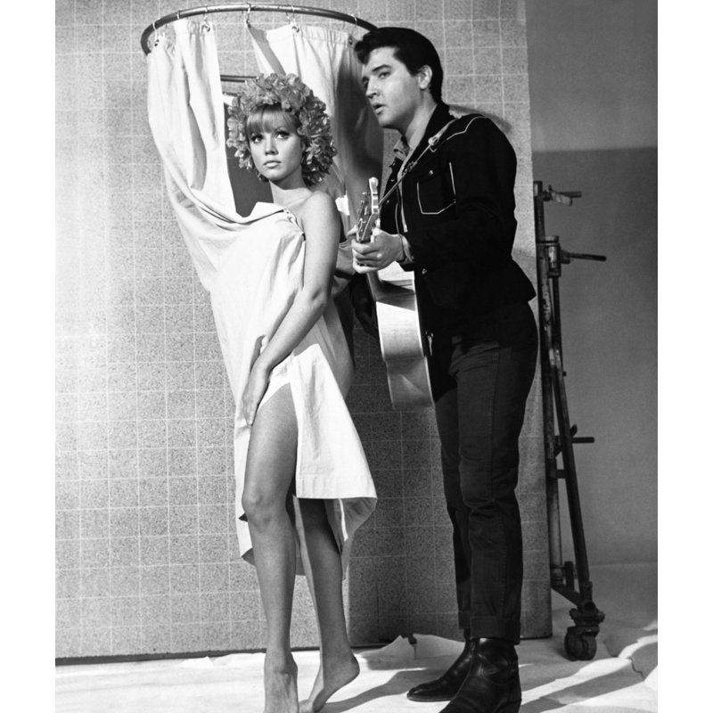 Elvis Presley jouant de la guitare debout à côté de Jocelyn Lane - photographie non encadrée, H 10 po x l 8 po