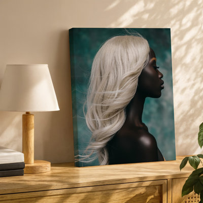 Toile, Portrait serein d'une femme avec un long art mural, cheveux blonds capturés sur un fond vert flou