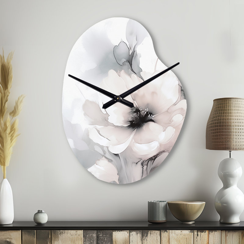 Douces fleurs gris clair I - Horloges murales asymétriques florales en métal, impression d'horloge murale de forme unique blanche