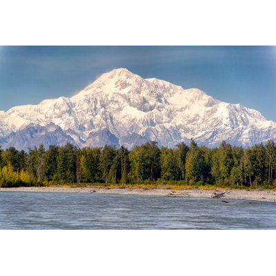 Denali Rises over the Susitna River par Troutnut - Photographie sur toile tendue