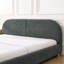 Très grand lit tapissier gris foncé, look minimaliste moderne, haute tête de lit incurvée, tissu, pieds pour le confort de la chambre à coucher, esthétique, structure robuste pour les pieds,-524963590