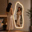 Miroir mural pleine longueur 65 po x 25 po à DEL, miroir de forme irrégulière en verre trempé de forme organique avec éclairage réglable, miroir décoratif moderne pour vestibule de chambre à coucher