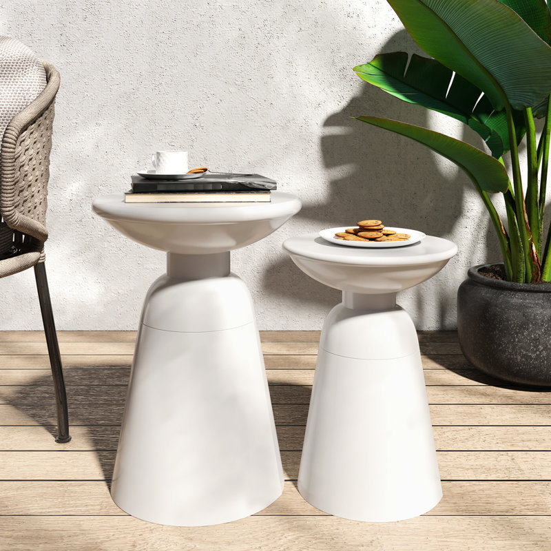 Paire de tables de bout à la mode en métal blanc, avec structure en fer durable et piédestal attrayant pour le rangement dans le vestibule Élégant 2 tables en blanc, construction charmante base de bureau