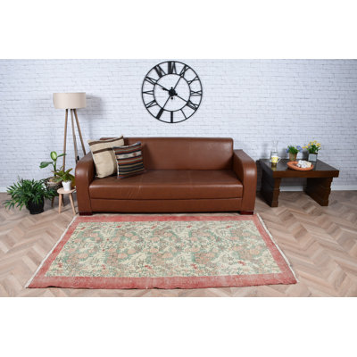 Tapis turc rétro Oushak parfait pour l'espace de cuisine avec des motifs floraux beiges et anatoliens