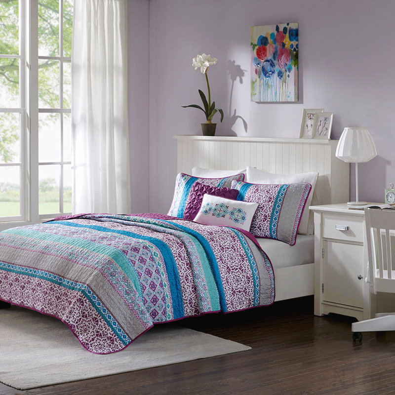Full/Queen Reversible Quilt Set with Throw Pillows