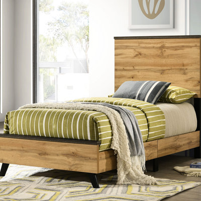 Lit simple à panneau en pin naturel avec finition brun patiné, attrait moderne Mid-Century, pièce maîtresse de la chambre et brun, esthétique, mobilier décoratif