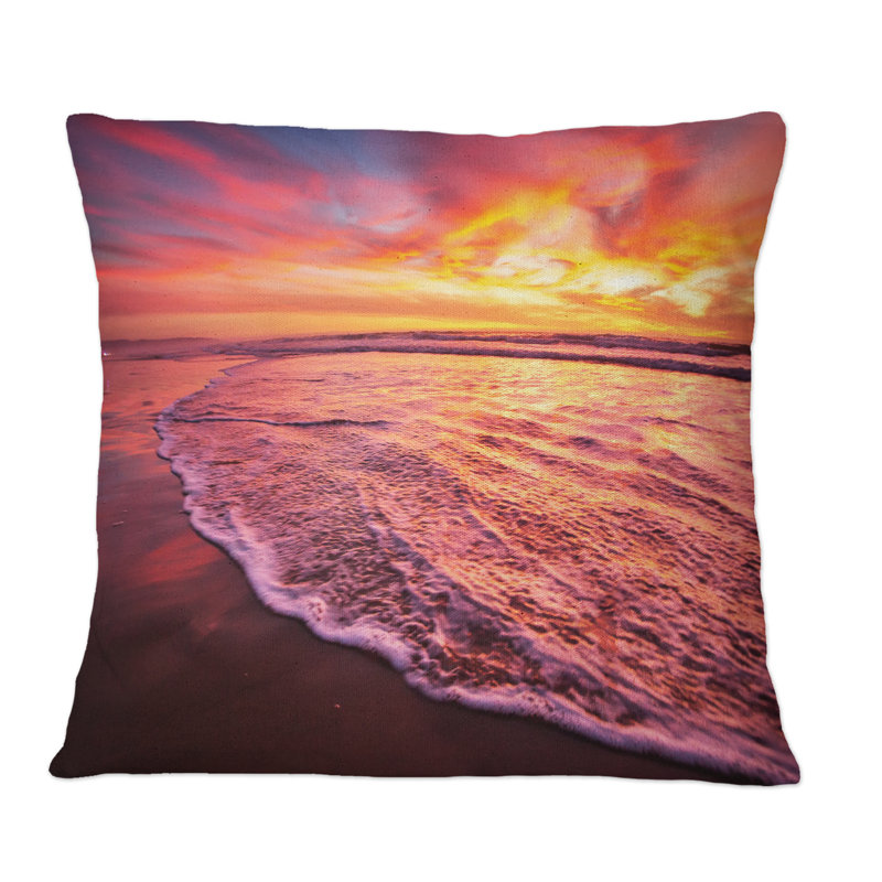 Coussin décoratif à imprimé nautique et côtier coucher de soleil rose foncé et jaune au-dessus de l'océan, 18 po x 18 po